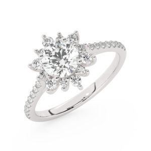 טבעת אירוסין היילו דגם 50024 כסף מצופה זהב לבן במרכז אבן מעבדה מוסונייט 0.75 קראט בחיתוך עגול עם תעודה גמולוגית מסביב ובצדדים אבני מעבדה מוסונייט במשקל כולל של 0.39 קראט בחיתוך עגול