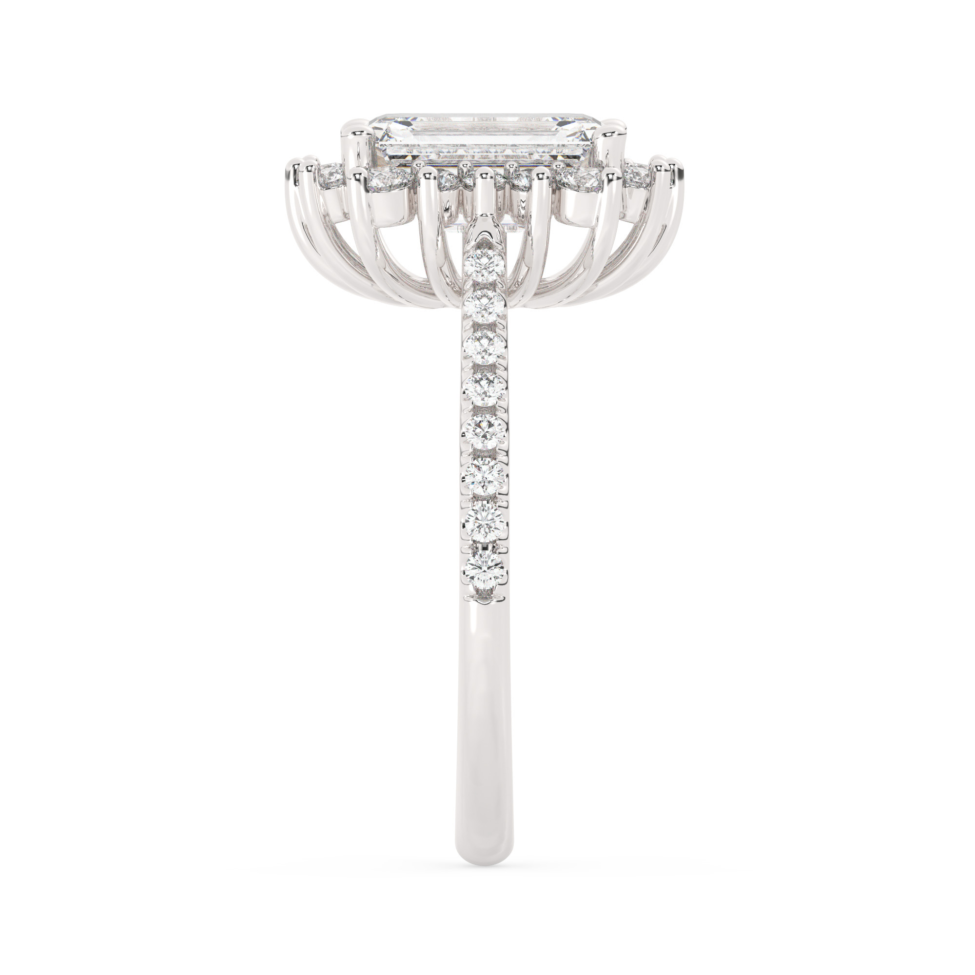 טבעת אירוסין היילו דגם 50024 כסף מצופה זהב לבן במרכז יהלום מעבדה 1.50 קראט בחיתוך אמרלד עם תעודה גמולוגית אירופאית IGI מסביב ובצדדים יהלומי מעבדה במשקל כולל של 0.39 קראט בחיתוך עגול – תמונה 4