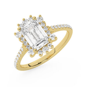 טבעת אירוסין היילו דגם 50024 כסף מצופה זהב צהוב במרכז אבן מעבדה מוסונייט 2.50 קראט בחיתוך אמרלד עם תעודה גמולוגית בינלאומית GRA מסביב ובצדדים אבני מעבדה מוסונייט במשקל כולל של 0.39 קראט בחיתוך עגול