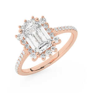 טבעת אירוסין היילו דגם 50024 כסף מצופה זהב אדום רוזגולד במרכז אבן מעבדה מוסונייט 2.50 קראט בחיתוך אמרלד עם תעודה גמולוגית בינלאומית GRA מסביב ובצדדים אבני מעבדה מוסונייט במשקל כולל של 0.39 קראט בחיתוך עגול