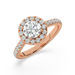 טבעת אירוסין היילו דגם 50026 כסף מצופה זהב אדום רוזגולד במרכז יהלום מעבדה 1 קראט בחיתוך עגול עם תעודה גמולוגית אירופאית IGI מסביב ובצדדים יהלומי מעבדה במשקל כולל של 0.60 קראט בחיתוך עגול