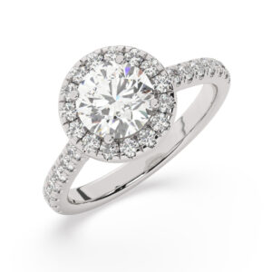 טבעת אירוסין היילו דגם 50026 כסף מצופה זהב לבן במרכז אבן מעבדה מוסונייט 1.50 קראט בחיתוך עגול עם תעודה גמולוגית בינלאומית GRA מסביב ובצדדים אבני מעבדה מוסונייט במשקל כולל של 0.62 קראט בחיתוך עגול