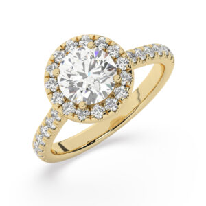 טבעת אירוסין היילו דגם 50026 כסף מצופה זהב צהוב במרכז אבן מעבדה מוסונייט 1.50 קראט בחיתוך עגול עם תעודה גמולוגית בינלאומית GRA מסביב ובצדדים אבני מעבדה מוסונייט במשקל כולל של 0.62 קראט בחיתוך עגול