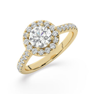 טבעת אירוסין היילו דגם 50026 כסף מצופה זהב צהוב במרכז אבן מעבדה מוסונייט 0.50 קראט בחיתוך עגול עם תעודה גמולוגית מסביב ובצדדים אבני מעבדה מוסונייט במשקל כולל של 0.54 קראט בחיתוך עגול