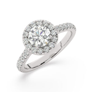 טבעת אירוסין היילו דגם 50026 כסף מצופה זהב לבן במרכז אבן מעבדה מוסונייט 0.75 קראט בחיתוך עגול עם תעודה גמולוגית מסביב ובצדדים אבני מעבדה מוסונייט במשקל כולל של 0.58 קראט בחיתוך עגול