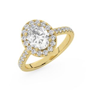 טבעת אירוסין היילו דגם 50026 כסף מצופה זהב צהוב במרכז אבן מעבדה מוסונייט 2.50 קראט בחיתוך אובל עם תעודה גמולוגית בינלאומית GRA מסביב ובצדדים אבני מעבדה מוסונייט במשקל כולל של 0.68 קראט בחיתוך עגול