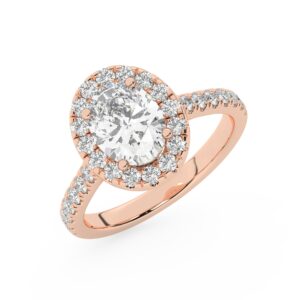 טבעת אירוסין היילו דגם 50026 כסף מצופה זהב אדום רוזגולד במרכז אבן מעבדה מוסונייט 2.50 קראט בחיתוך אובל עם תעודה גמולוגית בינלאומית GRA מסביב ובצדדים אבני מעבדה מוסונייט במשקל כולל של 0.68 קראט בחיתוך עגול