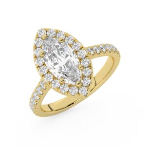 טבעת אירוסין היילו דגם 50026 כסף מצופה זהב צהוב במרכז אבן מעבדה מוסונייט 0.75 קראט בחיתוך מרקיזה עם תעודה גמולוגית מסביב ובצדדים אבני מעבדה מוסונייט במשקל כולל של 0.58 קראט בחיתוך עגול