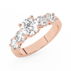 טבעת אירוסין סוליטר ומוסונייט בצדדים דגם 50030 כסף מצופה זהב אדום רוזגולד במרכז אבן מעבדה מוסונייט 1.50 קראט בחיתוך עגול עם תעודה גמולוגית בינלאומית GRA מסביב ובצדדים אבני מעבדה מוסונייט במשקל כולל של 1.08 קראט בחיתוך עגול