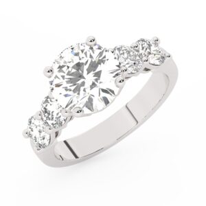 טבעת אירוסין סוליטר ומוסונייט בצדדים דגם 50030 כסף מצופה זהב לבן במרכז אבן מעבדה מוסונייט 4 קראט בחיתוך עגול עם תעודה גמולוגית בינלאומית GRA מסביב ובצדדים אבני מעבדה מוסונייט במשקל כולל של 1.08 קראט בחיתוך עגול