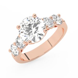 טבעת אירוסין סוליטר ומוסונייט בצדדים דגם 50030 כסף מצופה זהב אדום רוזגולד במרכז אבן מעבדה מוסונייט 4 קראט בחיתוך עגול עם תעודה גמולוגית בינלאומית GRA מסביב ובצדדים אבני מעבדה מוסונייט במשקל כולל של 1.08 קראט בחיתוך עגול