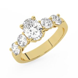 טבעת אירוסין סוליטר ויהלומים בצדדים דגם 50030 כסף מצופה זהב צהוב במרכז יהלום מעבדה 1 קראט בחיתוך אובל עם תעודה גמולוגית אירופאית IGI מסביב ובצדדים יהלומי מעבדה במשקל כולל של 1.08 קראט בחיתוך עגול