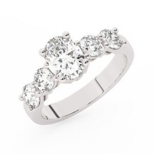 טבעת אירוסין סוליטר ומוסונייט בצדדים דגם 50030 כסף מצופה זהב לבן במרכז אבן מעבדה מוסונייט 1.50 קראט בחיתוך אובל עם תעודה גמולוגית בינלאומית GRA מסביב ובצדדים אבני מעבדה מוסונייט במשקל כולל של 1.08 קראט בחיתוך עגול