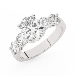 טבעת אירוסין סוליטר ומוסונייט בצדדים דגם 50030 כסף מצופה זהב לבן במרכז אבן מעבדה מוסונייט 2 קראט בחיתוך אובל עם תעודה גמולוגית בינלאומית GRA מסביב ובצדדים אבני מעבדה מוסונייט במשקל כולל של 1.08 קראט בחיתוך עגול