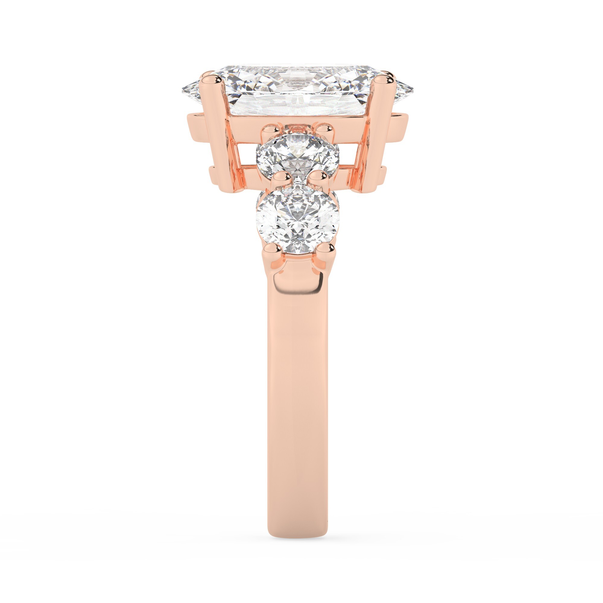 טבעת אירוסין סוליטר ומוסונייט בצדדים דגם 50030 כסף מצופה זהב אדום רוזגולד במרכז אבן מעבדה מוסונייט 4 קראט בחיתוך אובל עם תעודה גמולוגית בינלאומית GRA מסביב ובצדדים אבני מעבדה מוסונייט במשקל כולל של 1.08 קראט בחיתוך עגול – תמונה 4