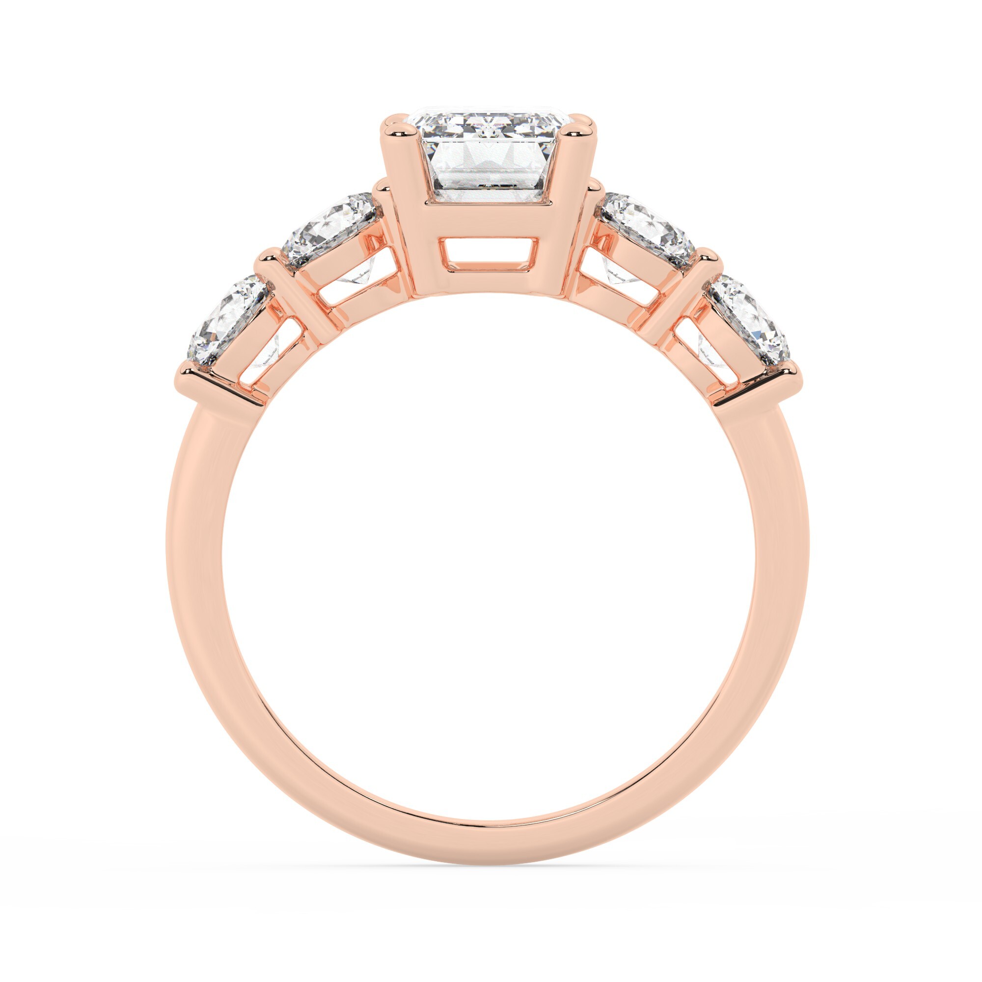 טבעת אירוסין סוליטר ומוסונייט בצדדים דגם 50030 כסף מצופה זהב אדום רוזגולד במרכז אבן מעבדה מוסונייט 4 קראט בחיתוך אמרלד עם תעודה גמולוגית בינלאומית GRA מסביב ובצדדים אבני מעבדה מוסונייט במשקל כולל של 1.08 קראט בחיתוך עגול – תמונה 3