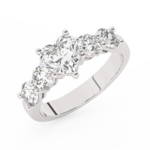 טבעת אירוסין סוליטר ויהלומים בצדדים דגם 50030 כסף מצופה זהב לבן במרכז יהלום מעבדה 1 קראט בחיתוך לב עם תעודה גמולוגית אירופאית IGI מסביב ובצדדים יהלומי מעבדה במשקל כולל של 1.08 קראט בחיתוך עגול