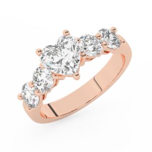 טבעת אירוסין סוליטר ומוסונייט בצדדים דגם 50030 כסף מצופה זהב אדום רוזגולד במרכז אבן מעבדה מוסונייט 1.50 קראט בחיתוך לב עם תעודה גמולוגית בינלאומית GRA מסביב ובצדדים אבני מעבדה מוסונייט במשקל כולל של 1.08 קראט בחיתוך עגול