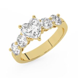 טבעת אירוסין סוליטר ומוסונייט בצדדים דגם 50030 כסף מצופה זהב צהוב במרכז אבן מעבדה מוסונייט 2 קראט בחיתוך לב עם תעודה גמולוגית בינלאומית GRA מסביב ובצדדים אבני מעבדה מוסונייט במשקל כולל של 1.08 קראט בחיתוך עגול