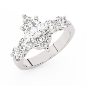 טבעת אירוסין סוליטר ויהלומים בצדדים דגם 50030 כסף מצופה זהב לבן במרכז יהלום מעבדה 2 קראט בחיתוך מרקיזה עם תעודה גמולוגית אירופאית IGI מסביב ובצדדים יהלומי מעבדה במשקל כולל של 1.08 קראט בחיתוך עגול