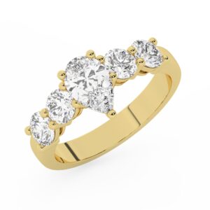 טבעת אירוסין סוליטר ומוסונייט בצדדים דגם 50030 כסף מצופה זהב צהוב במרכז אבן מעבדה מוסונייט 1.50 קראט בחיתוך טיפה עם תעודה גמולוגית בינלאומית GRA מסביב ובצדדים אבני מעבדה מוסונייט במשקל כולל של 1.08 קראט בחיתוך עגול