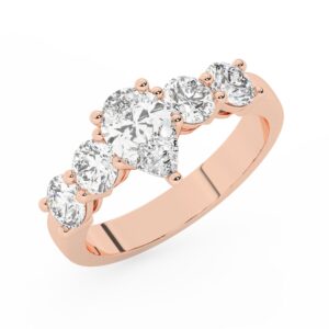 טבעת אירוסין סוליטר ומוסונייט בצדדים דגם 50030 כסף מצופה זהב אדום רוזגולד במרכז אבן מעבדה מוסונייט 4 קראט בחיתוך טיפה עם תעודה גמולוגית בינלאומית GRA מסביב ובצדדים אבני מעבדה מוסונייט במשקל כולל של 1.08 קראט בחיתוך עגול