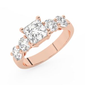 טבעת אירוסין סוליטר ויהלומים בצדדים דגם 50030 כסף מצופה זהב אדום רוזגולד במרכז יהלום מעבדה 0.75 קראט בחיתוך פרינסס עם תעודה גמולוגית מסביב ובצדדים יהלומי מעבדה במשקל כולל של 1.08 קראט בחיתוך עגול