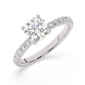 טבעת אירוסין סוליטר ויהלומים בצדדים דגם 50037 כסף מצופה זהב לבן במרכז יהלום מעבדה 1.50 קראט בחיתוך עגול עם תעודה גמולוגית אירופאית IGI מסביב ובצדדים יהלומי מעבדה במשקל כולל של 0.32 קראט בחיתוך עגול