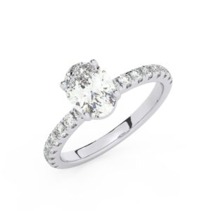 טבעת אירוסין סוליטר ויהלומים בצדדים דגם 50037 כסף מצופה זהב לבן במרכז יהלום מעבדה 1 קראט בחיתוך אובל עם תעודה גמולוגית אירופאית IGI מסביב ובצדדים יהלומי מעבדה במשקל כולל של 0.32 קראט בחיתוך עגול