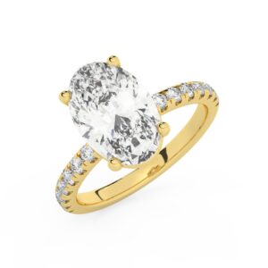 טבעת אירוסין סוליטר ומוסונייט בצדדים דגם 50037 כסף מצופה זהב צהוב במרכז אבן מעבדה מוסונייט 4 קראט בחיתוך אובל עם תעודה גמולוגית בינלאומית GRA מסביב ובצדדים אבני מעבדה מוסונייט במשקל כולל של 0.32 קראט בחיתוך עגול