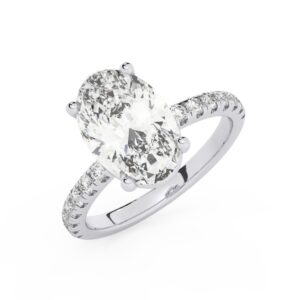 טבעת אירוסין סוליטר ומוסונייט בצדדים דגם 50037 כסף מצופה זהב לבן במרכז אבן מעבדה מוסונייט 5 קראט בחיתוך אובל עם תעודה גמולוגית בינלאומית GRA מסביב ובצדדים אבני מעבדה מוסונייט במשקל כולל של 0.32 קראט בחיתוך עגול