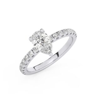 טבעת אירוסין סוליטר ומוסונייט בצדדים דגם 50037 כסף מצופה זהב לבן במרכז אבן מעבדה מוסונייט 5 קראט בחיתוך טיפה עם תעודה גמולוגית בינלאומית GRA מסביב ובצדדים אבני מעבדה מוסונייט במשקל כולל של 0.32 קראט בחיתוך עגול