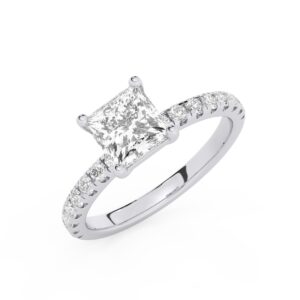 טבעת אירוסין סוליטר ויהלומים בצדדים דגם 50037 כסף מצופה זהב לבן במרכז יהלום מעבדה 1 קראט בחיתוך פרינסס עם תעודה גמולוגית אירופאית IGI מסביב ובצדדים יהלומי מעבדה במשקל כולל של 0.32 קראט בחיתוך עגול