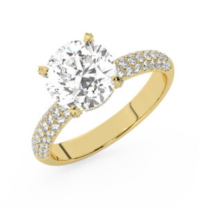 טבעת אירוסין סוליטר ומוסונייט בצדדים דגם 50014 כסף מצופה זהב צהוב במרכז אבן מעבדה מוסונייט 3 קראט בחיתוך עגול עם תעודה גמולוגית בינלאומית GRA מסביב ובצדדים אבני מעבדה מוסונייט במשקל כולל של 0.50 קראט בחיתוך עגול