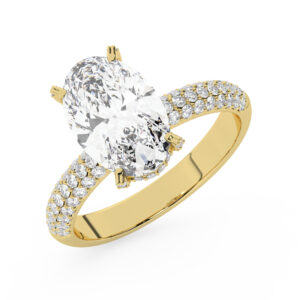 טבעת אירוסין סוליטר ומוסונייט בצדדים דגם 50014 כסף מצופה זהב צהוב במרכז אבן מעבדה מוסונייט 5 קראט בחיתוך אובל עם תעודה גמולוגית בינלאומית GRA מסביב ובצדדים אבני מעבדה מוסונייט במשקל כולל של 0.50 קראט בחיתוך עגול