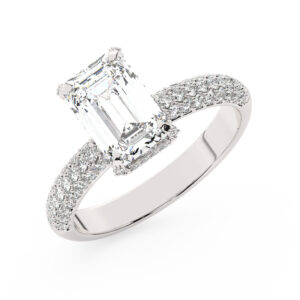 טבעת אירוסין סוליטר ומוסונייט בצדדים דגם 50014 כסף מצופה זהב לבן במרכז אבן מעבדה מוסונייט 3 קראט בחיתוך אמרלד עם תעודה גמולוגית בינלאומית GRA מסביב ובצדדים אבני מעבדה מוסונייט במשקל כולל של 0.50 קראט בחיתוך עגול