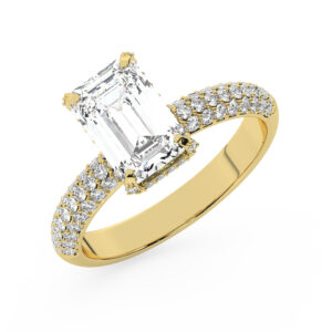 טבעת אירוסין סוליטר ומוסונייט בצדדים דגם 50014 כסף מצופה זהב צהוב במרכז אבן מעבדה מוסונייט 0.50 קראט בחיתוך אמרלד עם תעודה גמולוגית מסביב ובצדדים אבני מעבדה מוסונייט במשקל כולל של 0.50 קראט בחיתוך עגול