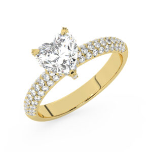 טבעת אירוסין סוליטר ויהלומים בצדדים דגם 50014 כסף מצופה זהב צהוב במרכז יהלום מעבדה 2 קראט בחיתוך לב עם תעודה גמולוגית אירופאית IGI מסביב ובצדדים יהלומי מעבדה במשקל כולל של 0.50 קראט בחיתוך עגול