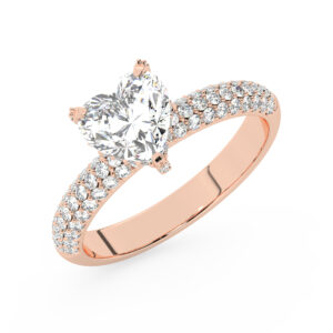 טבעת אירוסין סוליטר וזירקונים בצדדים דגם 50014 כסף מצופה זהב אדום רוזגולד במרכז זירקוניה 5 קראט בחיתוך לב מסביב ובצדדים זירקונים בחיתוך עגול