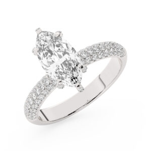 טבעת אירוסין סוליטר ויהלומים בצדדים דגם 50014 כסף מצופה זהב לבן במרכז יהלום מעבדה 0.75 קראט בחיתוך מרקיזה עם תעודה גמולוגית מסביב ובצדדים יהלומי מעבדה במשקל כולל של 0.50 קראט בחיתוך עגול