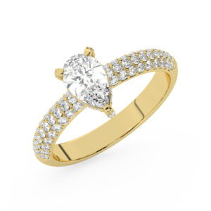 טבעת אירוסין סוליטר ומוסונייט בצדדים דגם 50014 כסף מצופה זהב צהוב במרכז אבן מעבדה מוסונייט 2.50 קראט בחיתוך טיפה עם תעודה גמולוגית בינלאומית GRA מסביב ובצדדים אבני מעבדה מוסונייט במשקל כולל של 0.50 קראט בחיתוך עגול