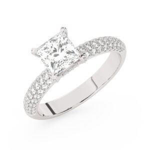 טבעת אירוסין סוליטר וזירקונים בצדדים דגם 50014 זהב לבן 14 קראט במרכז זירקוניה 1 קראט בחיתוך פרינסס מסביב ובצדדים זירקונים בחיתוך עגול