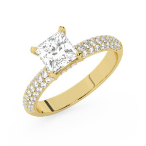 טבעת אירוסין סוליטר וזירקונים בצדדים דגם 50014 כסף מצופה זהב צהוב במרכז זירקוניה 5 קראט בחיתוך פרינסס מסביב ובצדדים זירקונים בחיתוך עגול