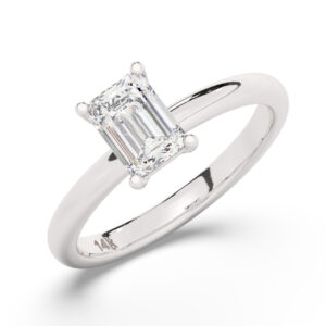 טבעת אירוסין סוליטר דגם 50016 כסף מצופה זהב לבן במרכז יהלום מעבדה במשקל כולל של 1.50 קראט בחיתוך אמרלד עם תעודה גמולוגית אירופאית IGI