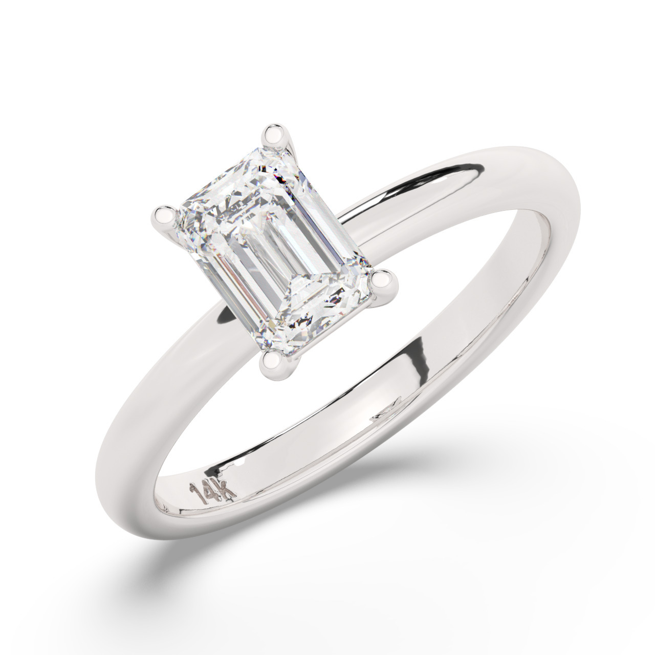 טבעת אירוסין סוליטר דגם 50016 כסף מצופה זהב לבן במרכז יהלום מעבדה במשקל כולל של 1.50 קראט בחיתוך אמרלד עם תעודה גמולוגית אירופאית IGI