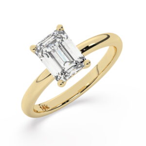 טבעת אירוסין סוליטר דגם 50016 כסף מצופה זהב צהוב במרכז יהלום מעבדה במשקל כולל של 2 קראט בחיתוך אמרלד עם תעודה גמולוגית אירופאית IGI