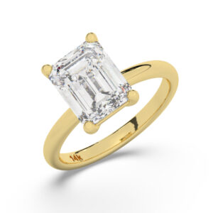 טבעת אירוסין סוליטר דגם 50016 כסף מצופה זהב צהוב במרכז אבן מעבדה מוסונייט במשקל כולל של 4 קראט בחיתוך אמרלד עם תעודה גמולוגית בינלאומית GRA