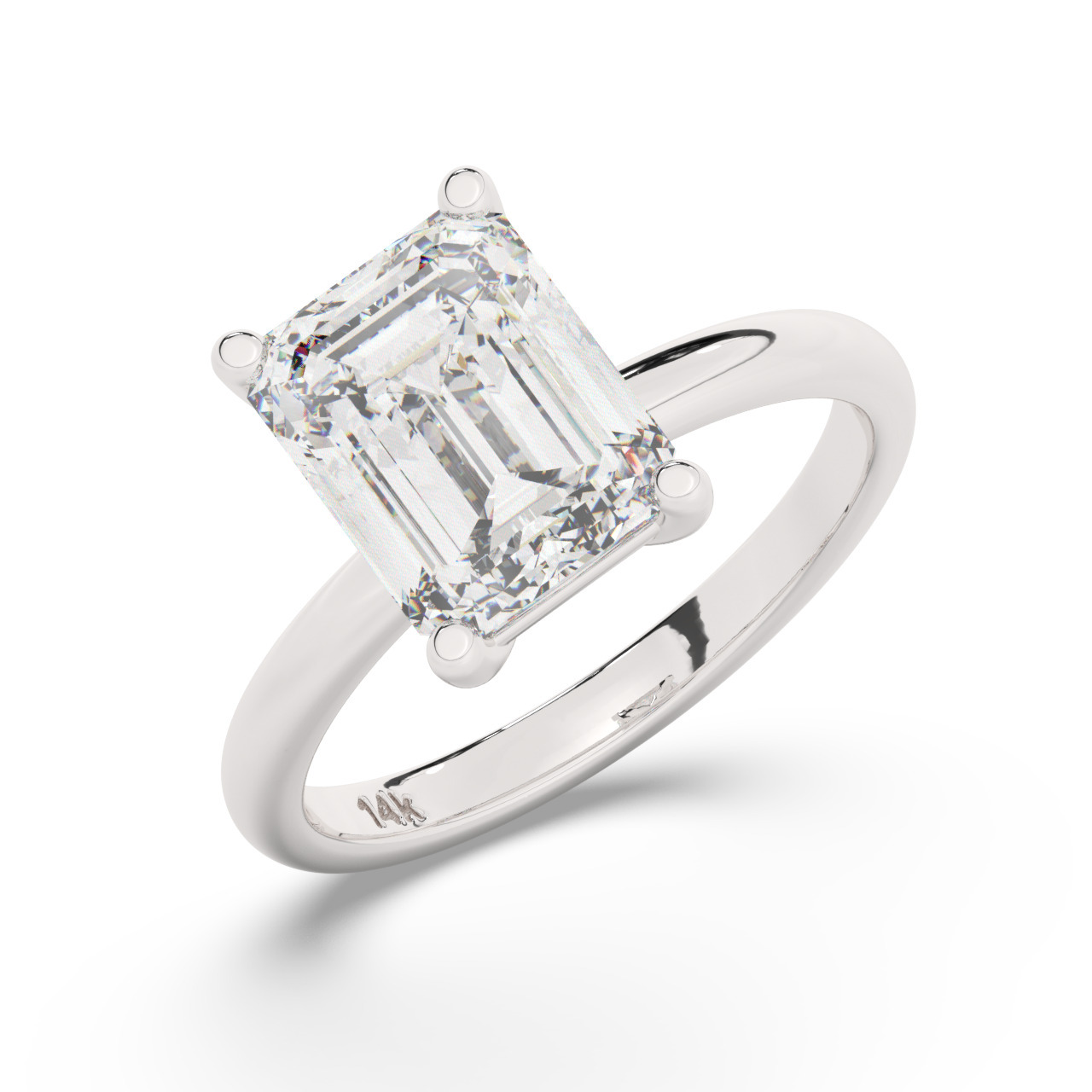 טבעת אירוסין סוליטר דגם 50016 כסף מצופה זהב לבן במרכז אבן מעבדה מוסונייט במשקל כולל של 5 קראט בחיתוך אמרלד עם תעודה גמולוגית בינלאומית GRA