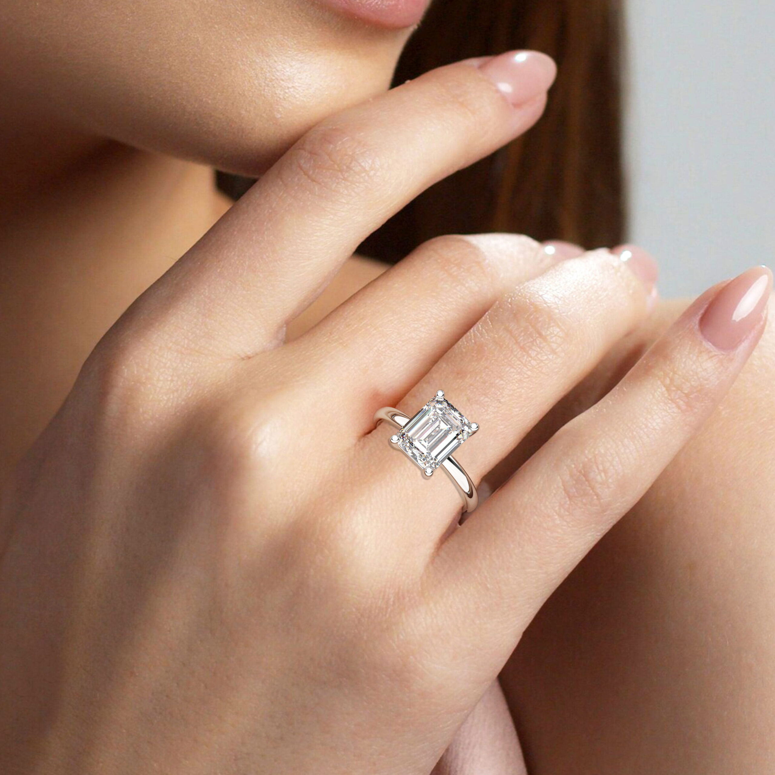 טבעת אירוסין סוליטר דגם 50016 כסף מצופה זהב לבן במרכז אבן מעבדה מוסונייט במשקל כולל של 5 קראט בחיתוך אמרלד עם תעודה גמולוגית בינלאומית GRA – תמונה 6