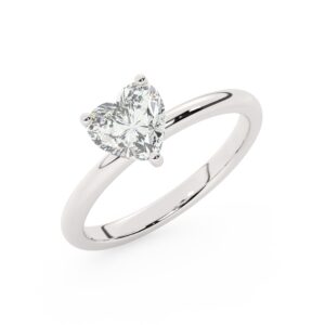 טבעת אירוסין סוליטר דגם 50016 כסף מצופה זהב לבן במרכז אבן מעבדה מוסונייט במשקל כולל של 5 קראט בחיתוך לב עם תעודה גמולוגית בינלאומית GRA